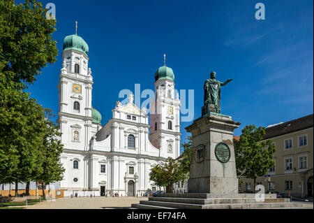 Denkmal für König Maximilian Joseph i. von Bayern, Westfassade, St.-Stephans Kathedrale, Passau, untere Bayern, Bayern, Deutschland Stockfoto