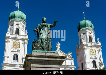 Denkmal für König Maximilian Joseph i. von Bayern, Westfassade, St.-Stephans Kathedrale, Passau, untere Bayern, Bayern, Deutschland Stockfoto