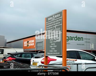 Ein Sicherheitshinweis B und Q in einem shopping Trolley Park England uk Stockfoto