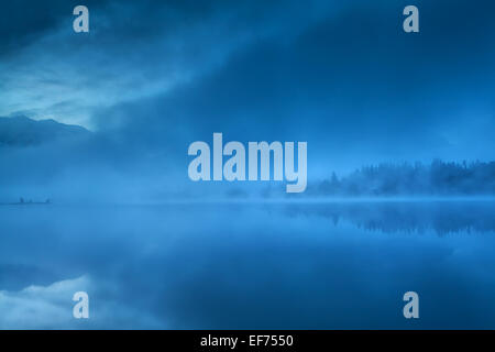 nebeliger Morgen auf Barmsee See in Alpen Stockfoto
