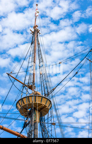 Die Crows Nest auf der Mayflower II, vertäut eine Nachbildung des 17. Jahrhunderts Mayflower an State Pier in Plymouth, Massachusetts - U Stockfoto