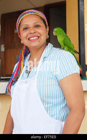 Frau mit Papagei auf die Schulter, San Carlos, Rio San Juan, Nicaragua Stockfoto