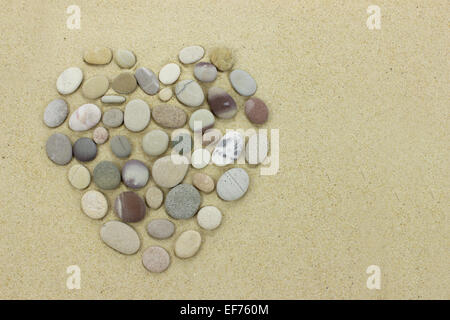 Herz gemacht Strand Steine an einem Sandstrand Stockfoto