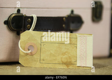 Papier-Tag mit textfreiraum auf Vintage Koffer. Stockfoto