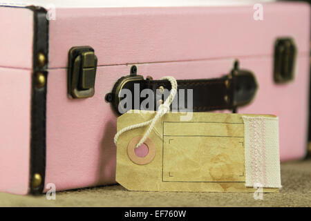 Rosa retro Vintage Koffer mit leeren Papierbereich Tag und Kopie. Stockfoto
