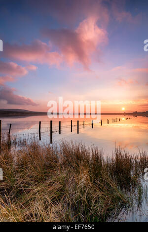 Dramatischen Sonnenuntergang über Dozmary Pool ein kleines geheimnisvoller See auf Bodmin Moor in Cornwall, wo die Legende besagt, dass die Dame Stockfoto