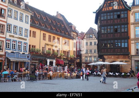 Menschen im Freien speisen in Straßburg, Frankreich. Stockfoto