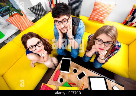 Drei Nerds auf der couch Stockfoto