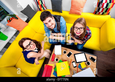 Drei Nerds auf der couch Stockfoto