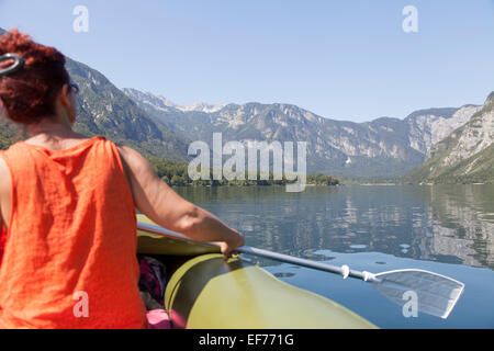 Frau Paddeln auf ruhigen Bergsee Stockfoto