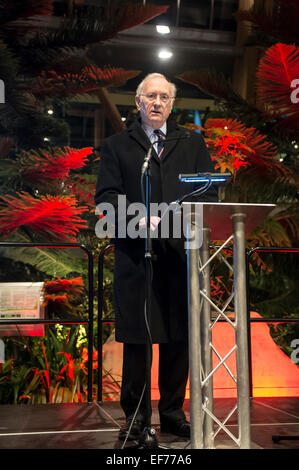 Sheffield, Yorkshire, Großbritannien. 27. Januar 2015.  70. Geburtstag-Holocaust-Mahnmal, im Wintergarten, Sheffield, South Yorkshire, Großbritannien statt. Reflexion von Dr. Alan Billings, Polizei und Kriminalität Kommissar für Süd-Yorkshire Credit: Mark Harvey/Alamy Live-Nachrichten Stockfoto