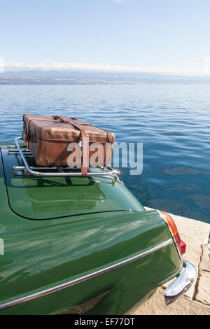 Alte Koffer auf Oldtimer Sportwagen Stockfoto