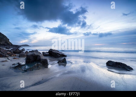 Stürmischen Winter Morgendämmerung am Pentewan Sand in der Nähe Mevagissey in Cornwall Stockfoto