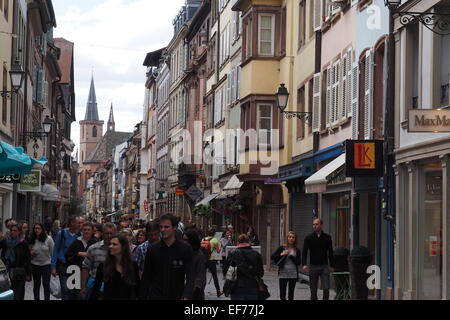 Shopper in einer belebten Straße in Straßburg, Frankreich. Stockfoto