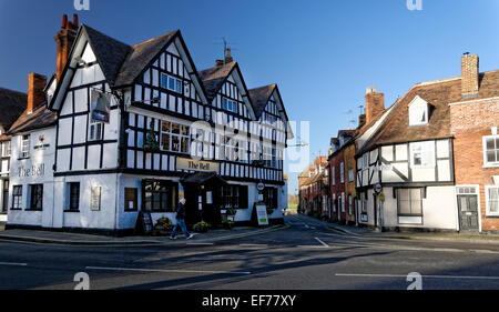 Das Bell Hotel aus dem Jahr 1696 ist gegenüber Tewkesbury Abbey, die zweitgrößte Kirche in England Stockfoto