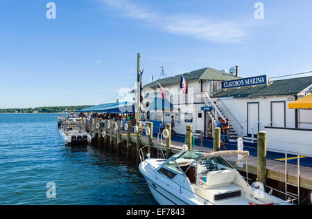 Restaurant am Meer in dem Dorf Greenport, Suffolk County, Long Island, NY, USA Stockfoto