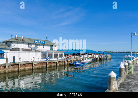 Restaurant am Meer in dem Dorf Greenport, Suffolk County, Long Island, NY, USA Stockfoto