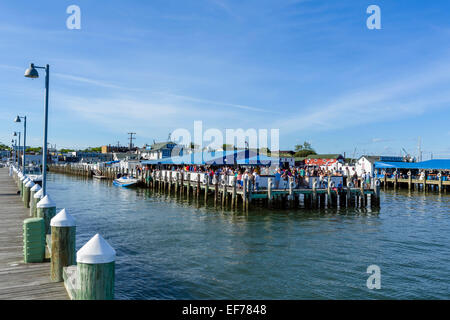 Restaurant am Meer in dem Dorf Greenport, Suffolk County, Long Island, NY, USA Stockfoto