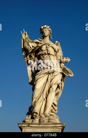 Engel mit dem Nagel (Girolamo Lucenti) Skulptur am Ponte Sant Rom Italien Stockfoto