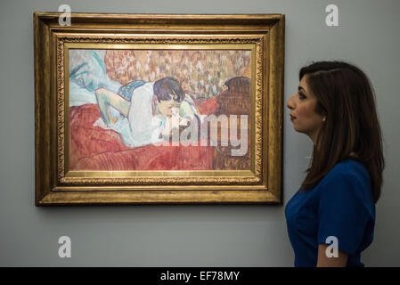 London, UK. 28. Januar 2015. : eine Sotheby's-Mitarbeiter schaut Au lit: le Baiser (£ 9 Millionen) von Henri de Toulouse-Lautrec während der Presse-Blick auf die Impressionisten & moderne, surrealistisch und zeitgenössische Kunst Verkauf zusammen schätzungsweise über £ 233 Millionen Kredit: Piero Cruciatti/Alamy Live News Stockfoto