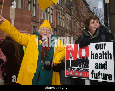 Preston, Lancashire, UK Demo 28. Januar 2015 außerhalb County Hall in Preston, wie der Rat darüber entscheidet, ob der Cuadrilla Antrag auf der Roseacre Website billigt.  Einzelpersonen, Gruppen, Aktivisten und Anwohner, Landwirtschaft und Tourismus Sektoren Objekt Pläne zur "Frack" für Schiefergas in der Bowland Shale an den Standorten Roseacre & wenig Plumpton, in der Nähe von Blackpool darstellt. Bildnachweis: Mar Photographics/Alamy Live-Nachrichten Stockfoto