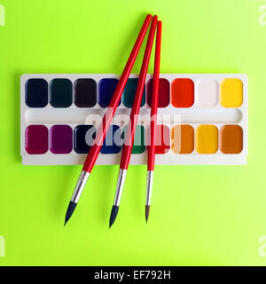 Farben und Pinsel rote Textur-Kunst-palette Stockfoto