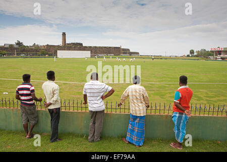 ZUSCHAUER IM GALLE INTERNATIONAL CRICKET STADIUM MIT GALLE FORT IN DEN HINTERGRUND Stockfoto