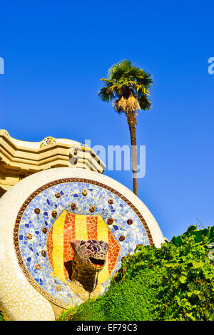 Mosaik-Brunnen Kopf des Drachen. Park Güell von Antoni Gaudi Architekten entworfen. Barcelona, Katalonien, Spanien. Stockfoto