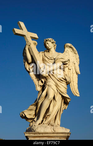 Engel mit Kreuz (Ercole Ferrata) Skulptur am Ponte Sant Rom Italien Stockfoto