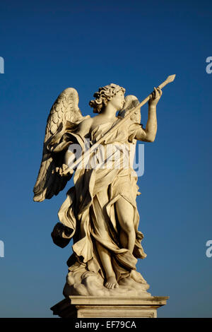 Engel mit der Lanze (Domenico Guidi) Skulptur am Ponte Sant Rom Italien Stockfoto