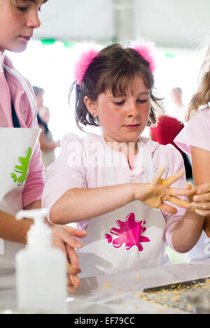 Mädchen lernen ist wie an einem Kochkurs Kinder backen Essen Festival Kinder essen Festival Abingdon 2007 - Erde Vertrauen Stockfoto