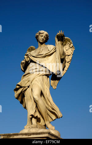 Engel mit Sudarium (Veronikas Schleier) (Cosimo Fancelli) Skulptur am Ponte Sant Rom Italien Stockfoto