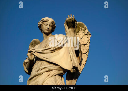 Engel mit Sudarium (Veronikas Schleier) (Cosimo Fancelli) Skulptur am Ponte Sant Rom Italien Stockfoto