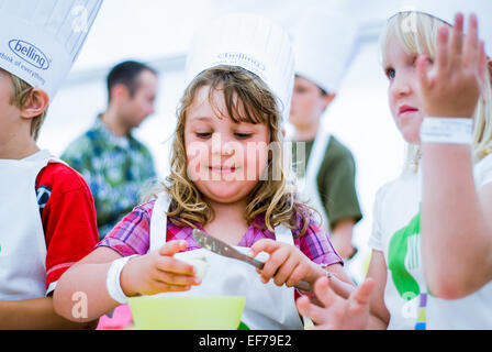 Kinder lernen, wie man Food Festival Kochen Kinder essen Festival Abingdon 2007 - Erde Vertrauen Stockfoto