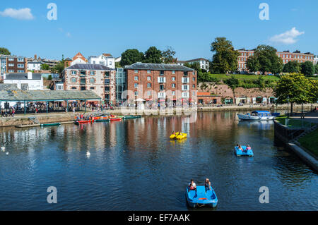 Exeter Kais mit Fluss im Vordergrund mit Menschen Bootfahren zu Fuß Stockfoto