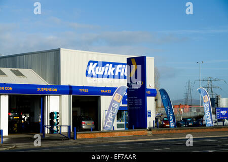 Kwik Fit Garage, Newport Road, Cardiff, Wales, UK. Stockfoto