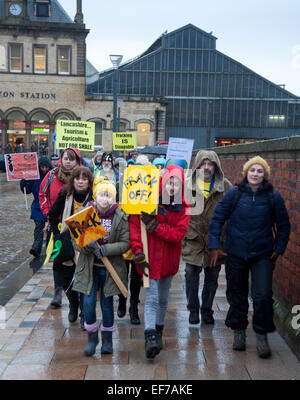 Preston, Lancashire, UK 28. Januar 2015 Ankunft für die Demo außerhalb County Hall in Preston, als der Rat darüber entscheidet, ob der Cuadrilla Antrag auf der Roseacre Website billigt.  Einzelpersonen, Gruppen, Aktivisten und Anwohner, Landwirtschaft und Tourismus Sektoren Objekt Pläne zur "Frack" für Schiefergas in der Bowland Shale an den Standorten Roseacre & wenig Plumpton, in der Nähe von Blackpool darstellt. Bildnachweis: Mar Photographics/Alamy Live-Nachrichten Stockfoto