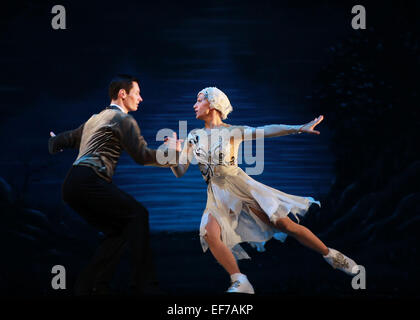 Shanghai, China. 28. Januar 2015. Akteure der Imperial Ice Stars aus Großbritannien führen Schwanensee auf dem Eis während einer Probe in Shanghai, Ost-China, 28. Januar 2015. © Ren lange/Xinhua/Alamy Live-Nachrichten Stockfoto