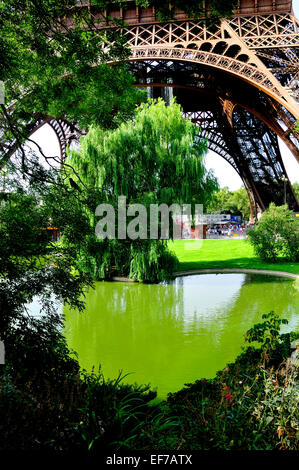 Paris, Frankreich. Eiffelturm - Basis und Gärten in Champ de Mars Stockfoto