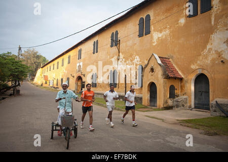 LOKALE SRI LANKA LAUFEN UND RADFAHREN NATIONAL MARITIME MUSEUM UND FORT ALTE TOR Stockfoto