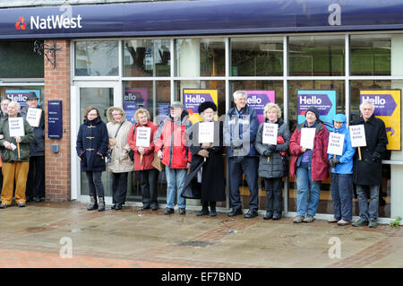 Keyworth, Nottinghamshire, UK. 28. Januar 2015. Lokalen Stadtrat Sam Boote und Bewohner inszenieren einen 2-stündige Protest außerhalb Natwest Bank in das Dorf von Keyworth Nottinghamshire heute Morgen sammeln Unterschriften für die Petition der RBS (Royal Bank Of Scotland) planen, in Keyworth.RBS in der Nähe auch planen, in der Nähe Radcliffe-On-Trent Branch zu schließen. Bildnachweis: IFIMAGE/Alamy Live-Nachrichten Stockfoto