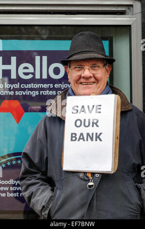 Keyworth, Nottinghamshire, UK. 28. Januar 2015. Lokalen Stadtrat Sam Boote und Bewohner inszenieren einen 2-stündige Protest außerhalb Natwest Bank in das Dorf von Keyworth Nottinghamshire heute Morgen sammeln Unterschriften für die Petition der RBS (Royal Bank Of Scotland) planen, in Keyworth.RBS in der Nähe auch planen, in der Nähe Radcliffe-On-Trent Branch zu schließen. Bildnachweis: IFIMAGE/Alamy Live-Nachrichten Stockfoto