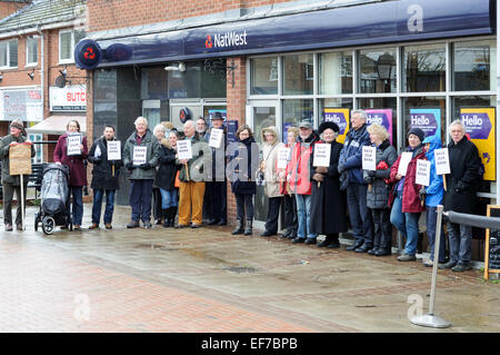 Keyworth, Nottinghamshire, UK. 28. Januar 2015. Lokalen Stadtrat Sam Boote und Bewohner inszenieren einen 2-stündige Protest außerhalb Natwest Bank in das Dorf von Keyworth Nottinghamshire heute Morgen sammeln Unterschriften für die Petition der RBS (Royal Bank Of Scotland) planen, in Keyworth.RBS in der Nähe auch planen, in der Nähe Radcliffe-On-Trent Branch zu schließen. Bildnachweis: IFIMAGE/Alamy Live-Nachrichten Stockfoto