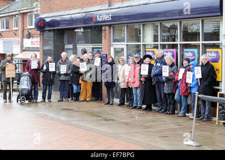 Keyworth, Nottinghamshire, UK. 28. Januar 2015. Lokalen Stadtrat Sam Boote und Bewohner inszenieren einen 2-stündige Protest außerhalb Natwest Bank in das Dorf von Keyworth Nottinghamshire heute Morgen sammeln Unterschriften für die Petition der RBS (Royal Bank Of Scotland) planen, in Keyworth.RBS in der Nähe auch planen, in der Nähe Radcliffe-On-Trent Branch zu schließen. Bildnachweis: IFIMAGE/Alamy Live-Nachrichten Stockfoto