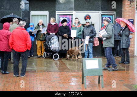 Keyworth, Nottinghamshire, UK. 28. Januar 2015. Lokalen Stadtrat Sam Boote und Bewohner inszenieren einen 2-stündige Protest außerhalb Natwest Bank in das Dorf von Keyworth Nottinghamshire heute Morgen sammeln Unterschriften für die Petition der RBS (Royal Bank Of Scotland) planen, in Keyworth.RBS in der Nähe auch planen, in der Nähe Radcliffe-On-Trent Branch zu schließen. Bildnachweis: IFIMAGE/Alamy Live-Nachrichten Stockfoto