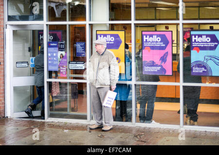 Keyworth, Nottinghamshire, UK. 28. Januar 2015. Lokalen Stadtrat Sam Boote und Bewohner inszenieren einen 2-stündige Protest außerhalb Natwest Bank in das Dorf von Keyworth Nottinghamshire heute Morgen sammeln Unterschriften für die Petition der RBS (Royal Bank Of Scotland) planen, in Keyworth.RBS in der Nähe auch planen, in der Nähe Radcliffe-On-Trent Branch zu schließen. Bildnachweis: IFIMAGE/Alamy Live-Nachrichten Stockfoto