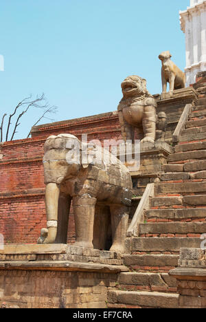 Alte buddhistische Statuen auf Bhaktapur Platz. Kathmandu, Nepal Stockfoto