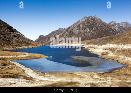 Sela See - auch genannt Paradies See - auf Sela-Pass im östlichen Himalaya auf 4170 m (13.700 ft) Stockfoto