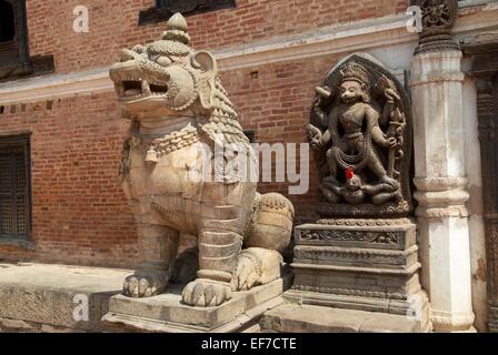 Alte buddhistische Statuen auf Bhaktapur Platz. Kathmandu, Nepal Stockfoto