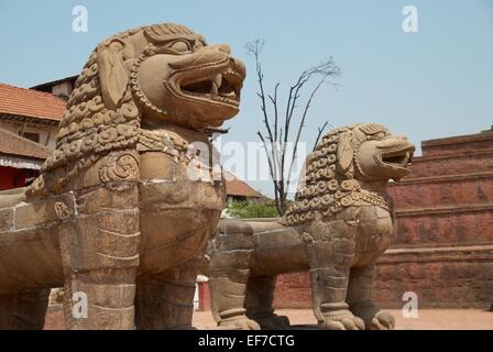 Alte buddhistische Statuen auf Bhaktapur Platz. Kathmandu, Nepal Stockfoto